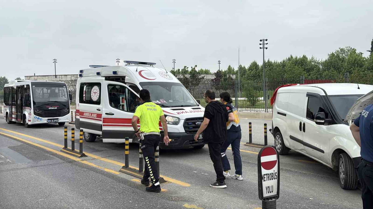 SAKARYA’NIN ADAPAZARI İLÇESİNDE DÖNÜŞÜN YASAK OLDUĞU YÖNE GİREN HAFİF TİCARİ ARAÇ İLE METROBÜS...