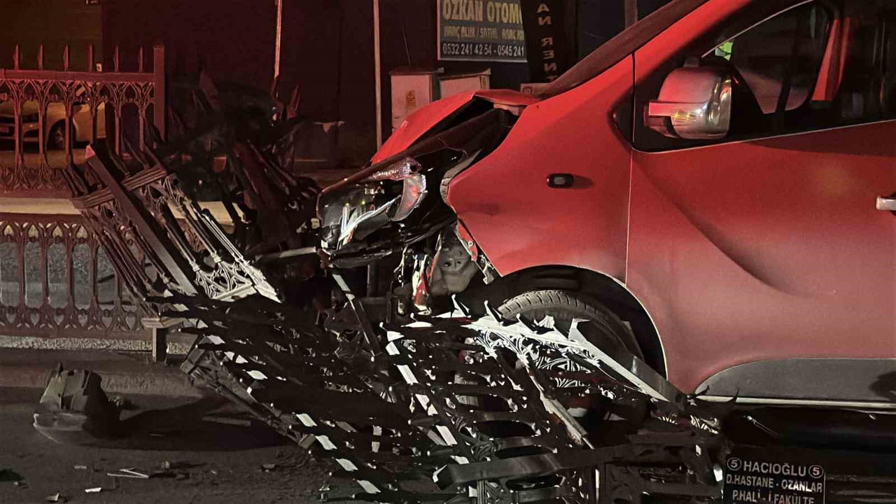 SAKARYA’NIN ADAPAZARI İLÇESİNDE MEYDANA GELEN TRAFİK KAZASINDA DİREKSİYON HAKİMİYETİNİ KAYBEDEN...