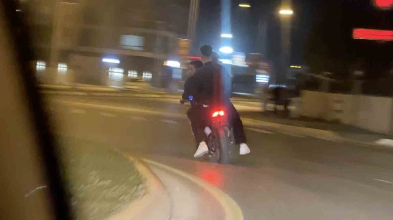 SAKARYA’NIN ADAPAZARI İLÇESİNDE PLAKASIZ MOTOSİKLETLE TRAFİĞE ÇIKAN 3 KİŞİ HEM KASKSIZ YOLCULUK...