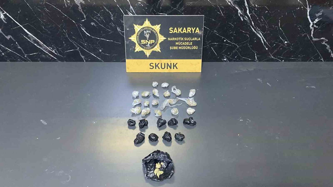 SAKARYA’NIN ADAPAZARI İLÇESİNDE POLİS EKİPLERİNCE YAPILAN 4 AYRI UYUŞTURUCU OPERASYONUNDA...