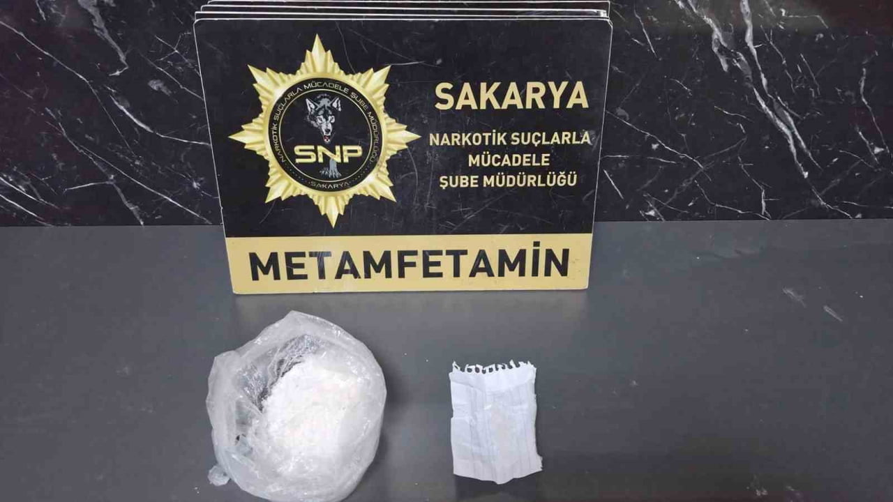 SAKARYA’NIN ADAPAZARI İLÇESİNDE POLİS EKİPLERİNCE YAPILAN 4 AYRI UYUŞTURUCU OPERASYONUNDA...