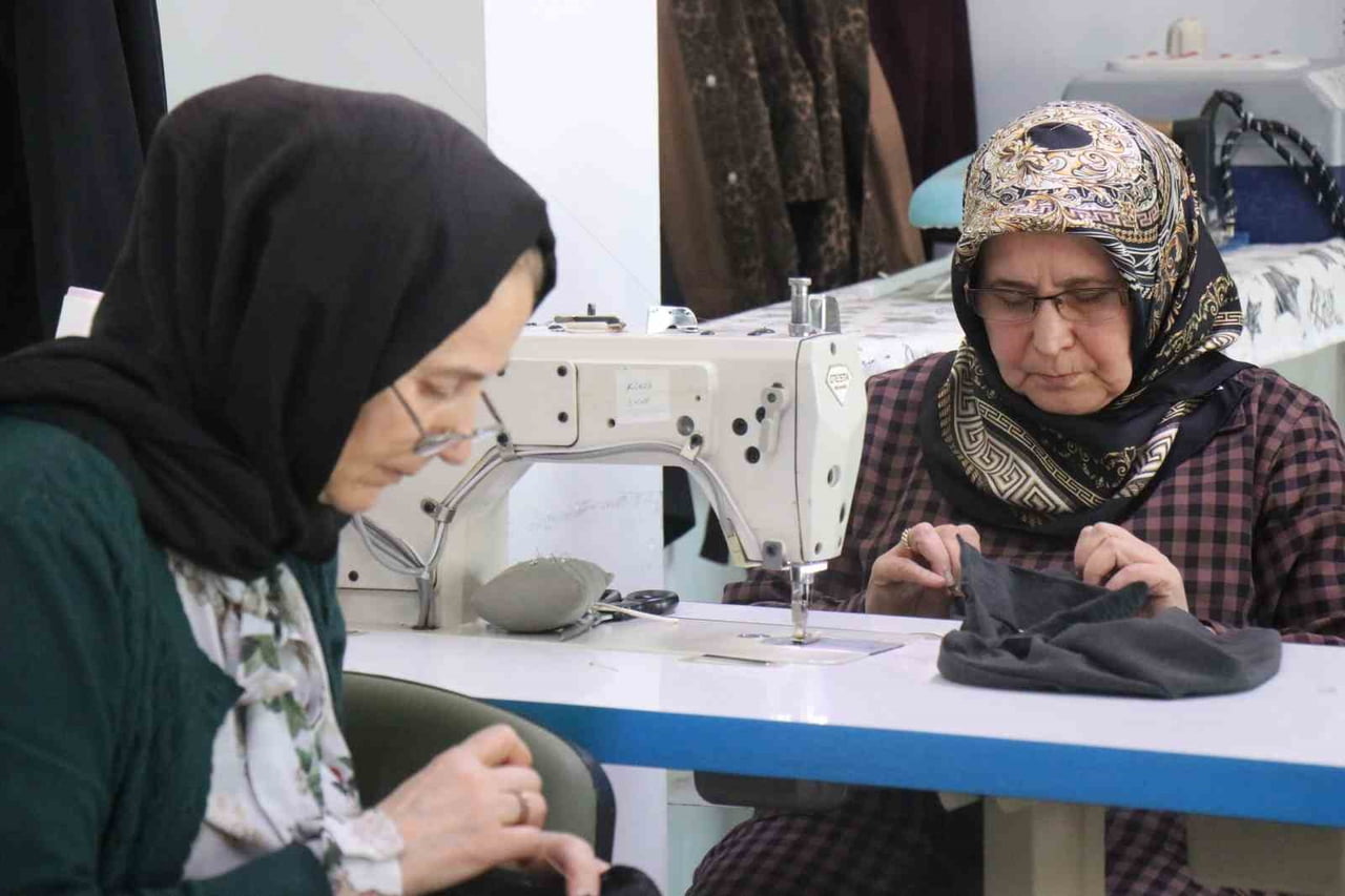 SAKARYA’NIN ADAPAZARI İLÇESİNDE YAŞAYAN 65 YAŞINDAKİ REMZİYE DEMİR, ÇOCUKLARINI OKUTMAK İÇİN...