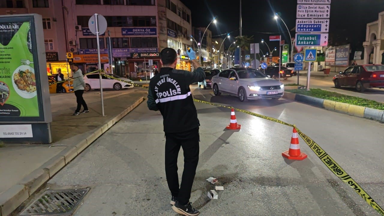 SAKARYA’NIN AKYAZI İLÇESİNDE ARAÇTAN İNDİĞİ SIRADA TABANCASININ KAZARA ATEŞ ALMASI NETİCESİNDE 37...