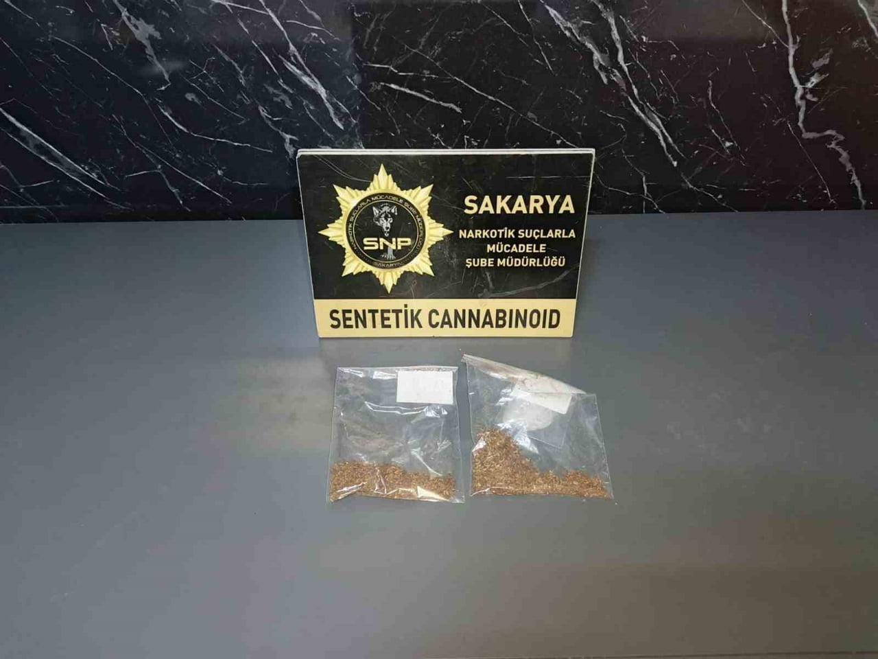 SAKARYA’NIN ARİFİYE İLÇESİNDE POLİS EKİPLERİNCE DÜZENLENEN UYUŞTURUCU OPERASYONUNDA GÖZALTINA...