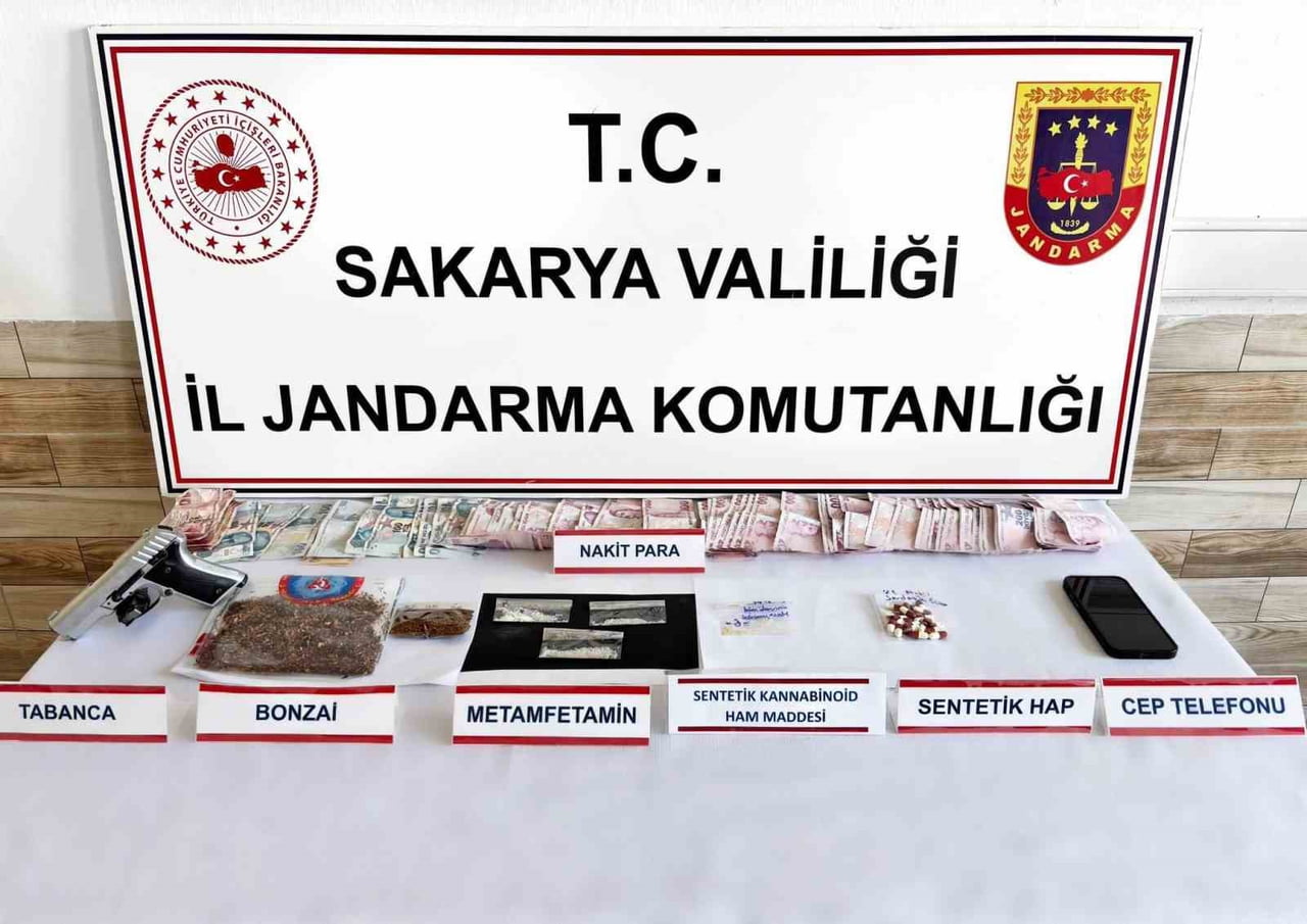 SAKARYA’NIN GEYVE KARASU İLÇESİNDE JANDARMA EKİPLERİNCE YAPILAN UYUŞTURUCU OPERASYONUNDA TORBACI...