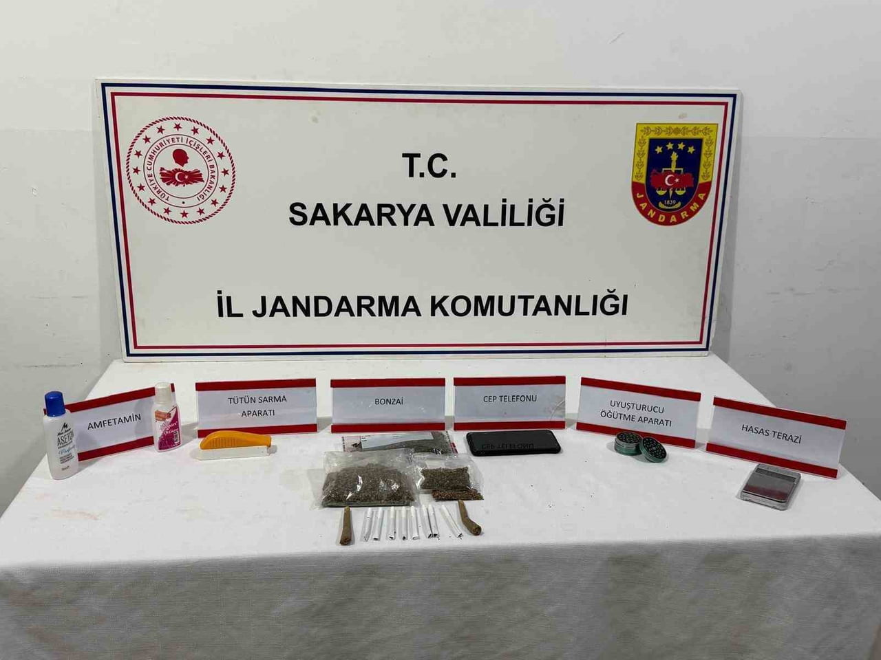 SAKARYA’NIN GEYVE KARASU İLÇESİNDE JANDARMA EKİPLERİNCE YAPILAN UYUŞTURUCU OPERASYONUNDA TORBACI...