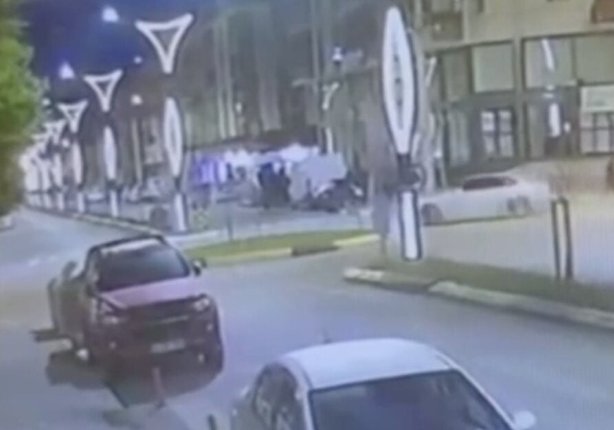SAKARYA’NIN HENDEK İLÇESİNDE KAVŞAK ETRAFINDA DRİFT ATAN SÜRÜCÜYE 160 BİN LİRA CEZA KESİLİRKEN...