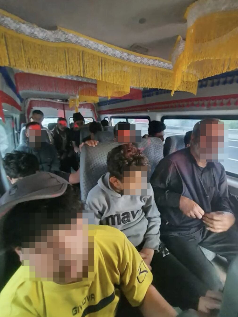 SAKARYA’NIN HENDEK İLÇESİNDE TAKİBE ALINAN VE DURDURULAN MİNİBÜSTEN 15 DÜZENSİZ GÖÇMEN YAKALANDI....