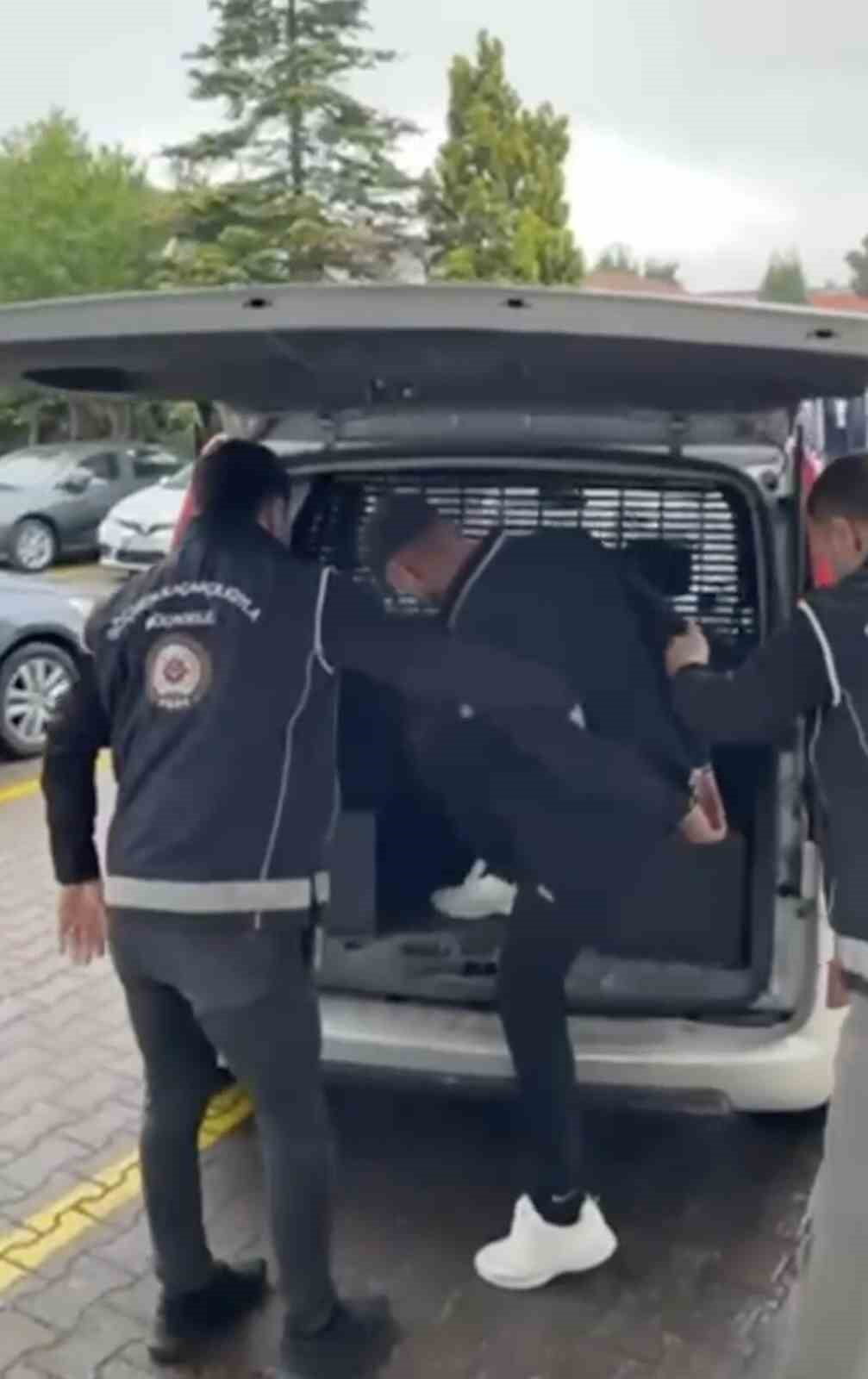 SAKARYA’NIN HENDEK İLÇESİNDE TAKİBE ALINAN VE DURDURULAN MİNİBÜSTEN 15 DÜZENSİZ GÖÇMEN YAKALANDI....