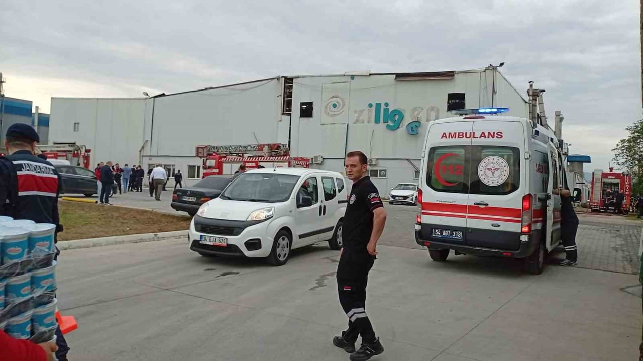SAKARYA’NIN HENDEK İLÇESİNDEKİ BİR FABRİKADA MEYDANA GELEN PATLAMA VE SONRASINDA ÇIKAN YANGINDA...