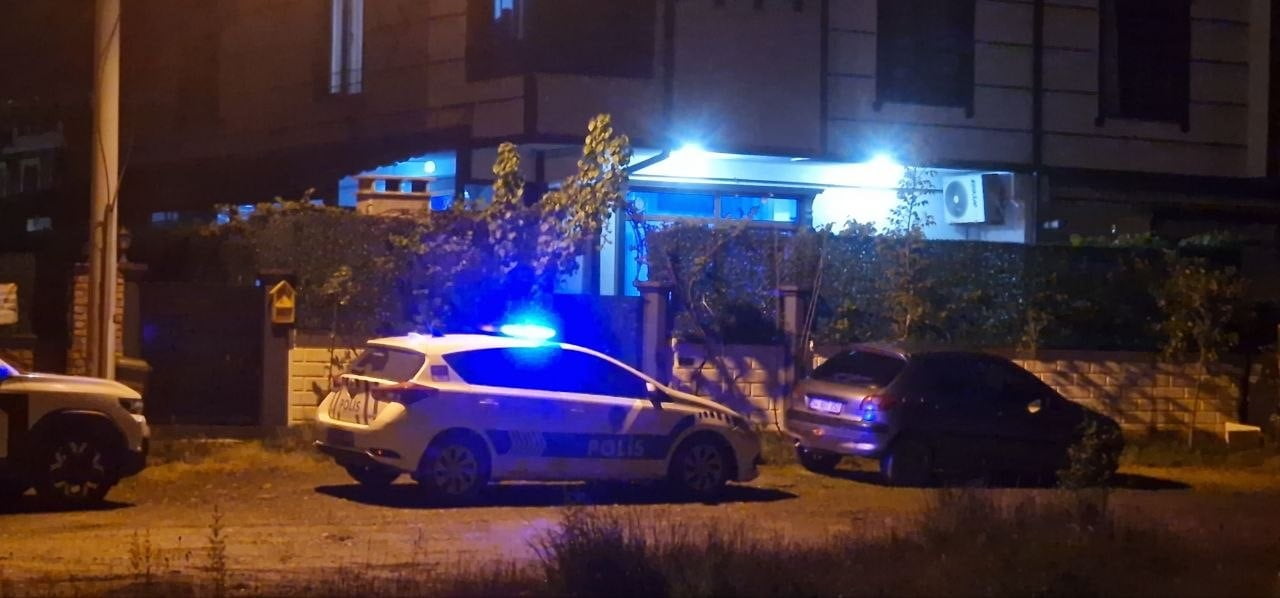 SAKARYA’NIN KOCAALİ İLÇESİNDE ÇOCUKLARININ GÖZÜ ÖNÜNDE TARTIŞTIĞI EŞİNİ BOĞAZINI KESEREK ÖLDÜREN...