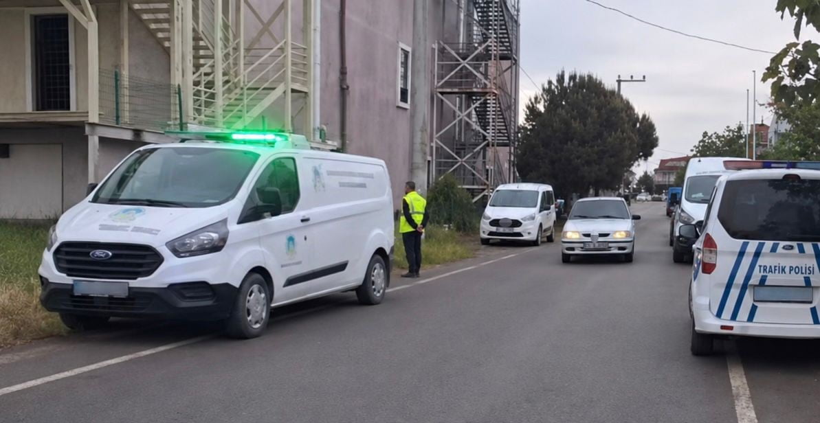 SAKARYA’NIN KOCAALİ İLÇESİNDE ÇOCUKLARININ GÖZÜ ÖNÜNDE TARTIŞTIĞI EŞİNİ BOĞAZINI KESEREK ÖLDÜREN...