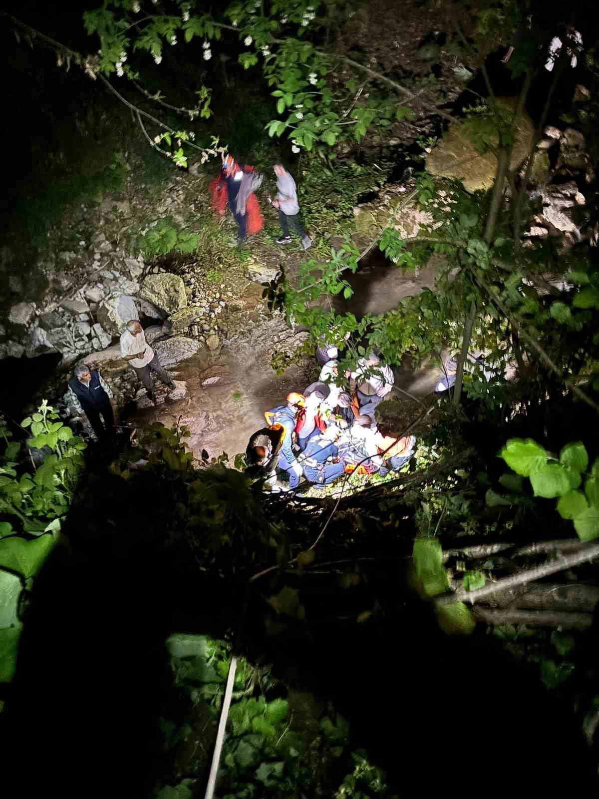 SAKARYA’NIN KOCAALİ İLÇESİNDE FINDIK BAHÇESİNDEN UÇURAMA YUVARLANAN 62 YAŞINDAKİ ADAM, HAYATINI...