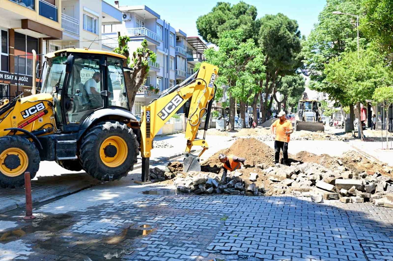 SALİHLİ’DE YILLARDIR SU KESİNTİLERİ VE BORU PATLAKLARIYLA GÜNDEME GELEN MAHALLELERDE ALTYAPI...