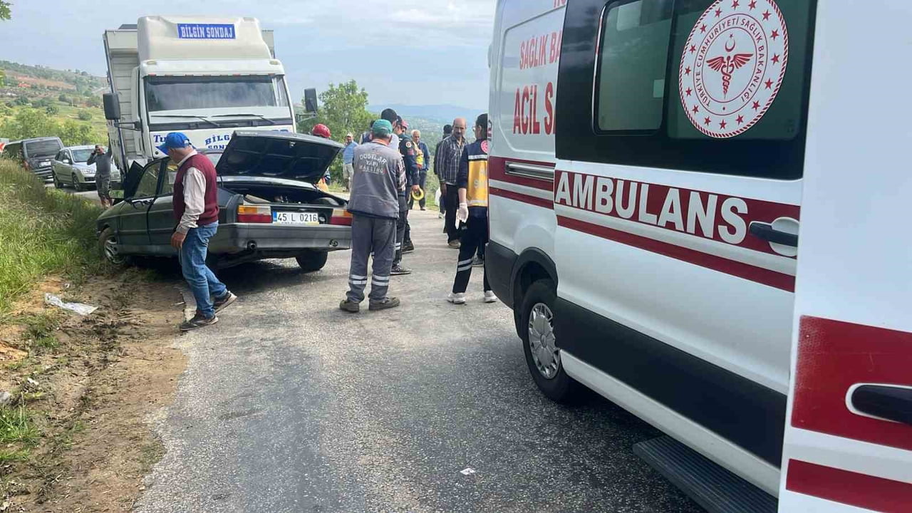 SALİHLİ İLÇESİNDE KAMYON İLE OTOMOBİLİN KAFA KAFAYA ÇARPIŞTIĞI KAZADA 1 KİŞİ HAYATINI KAYBETTİ, 1...