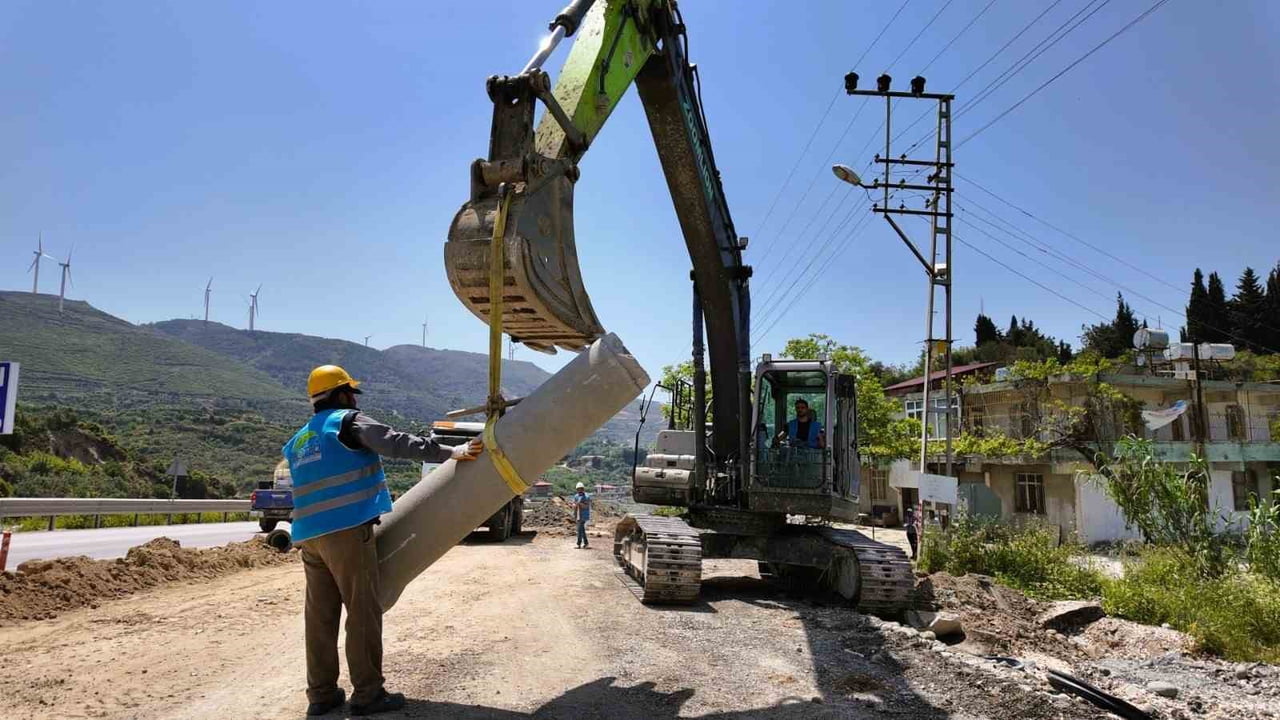 SAMANDAĞ’DA HBB VE HATSU EKİPLERİ TARAFINDAN YÜRÜTÜLEN KANALİZASYON ALTYAPI ÇALIŞMALARINDA İŞ...