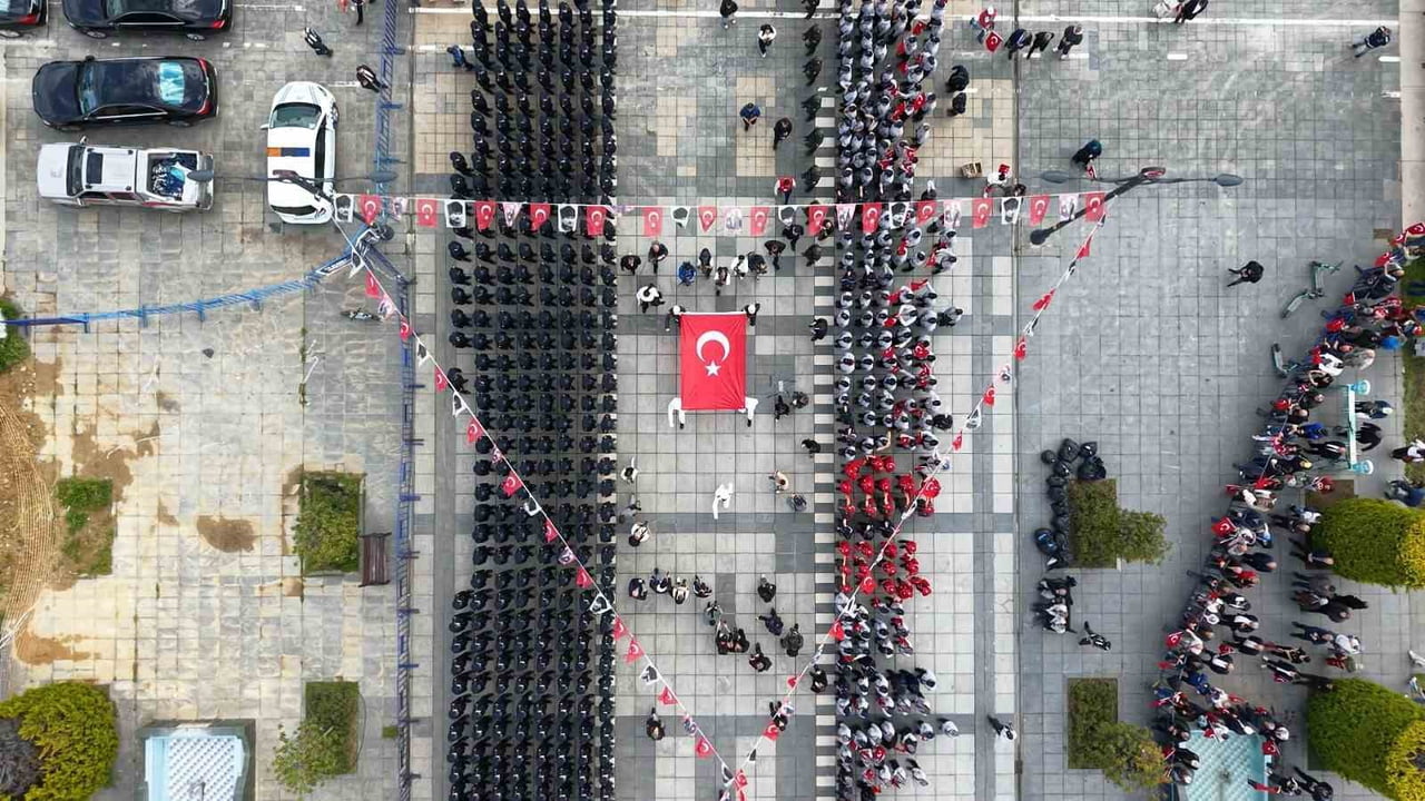 SAMSUN'DA, 19 MAYIS ATATÜRK'Ü ANMA, GENÇLİK VE SPOR BAYRAMI KAPSAMINDA DÜZENLENEN "BAYRAK DEVİR...