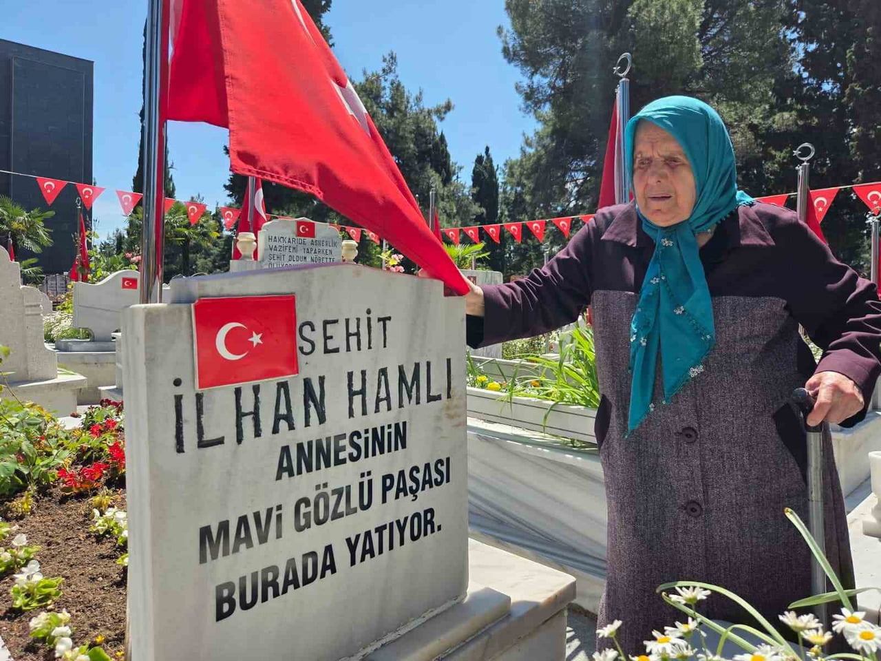 SAMSUN'DA 90 YAŞINDAKİ ŞEHİT ANNESİ BEDRİYE HAMLI, 34 YILDIR ARİFE GÜNLERİ ŞEHİT OĞLUNUN MEZARI...