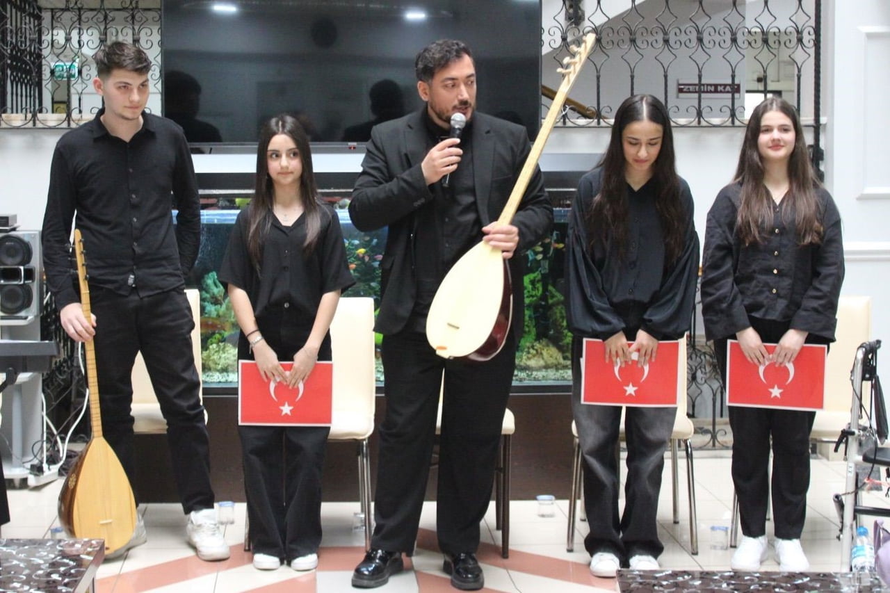 SAMSUN'DA LİSELİ KORO GRUBU, MİLLİ VE MANEVİ DEĞERLERİ FARKLI KESİMLERLE BULUŞTURARAK KÜLTÜREL...