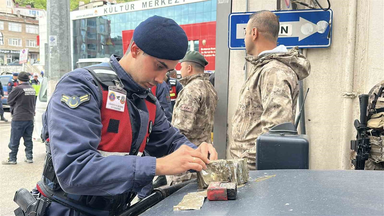 SAMSUN'DA SELİN VURDUĞU HAVZA İLÇESİNDE ÇALIŞMA YAPAN JANDARMA EKİPLERİ, ÇAMURA SAPLANMIŞ HALDE...