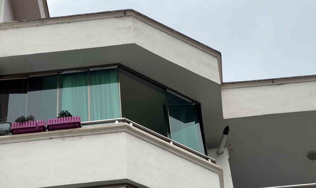 SAMSUN'UN ATAKUM İLÇESİNDE 4'ÜNCÜ KATTAN DÜŞEN KADIN AĞIR YARALANDI.