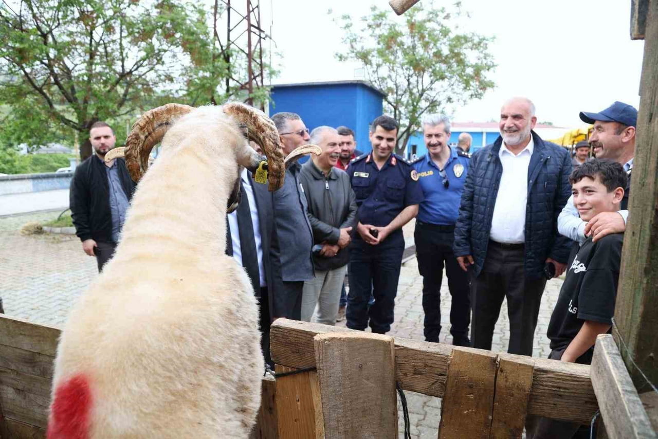 SAMSUN'UN CANİK BELEDİYESİ TARAFINDAN HİZMETE SUNULAN KURBAN PAZARI, ÜRETİCİLER VE VATANDAŞLARDAN...