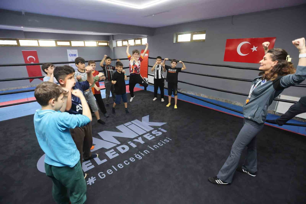 SAMSUN'UN CANİK BELEDİYESİ, ÜCRETSİZ SPORCU SERVİSİ VE SPOR EĞİTİMLERİYLE BİRLİKTE SÜRDÜRDÜĞÜ...