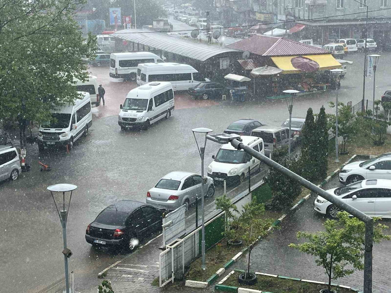 SAMSUN'UN ÇARŞAMBA İLÇESİNDE ÖĞLE SAATLERİNDEN İTİBAREN ETKİSİNİ GÖSTEREN ŞİDDETLİ SAĞANAK YAĞIŞ...