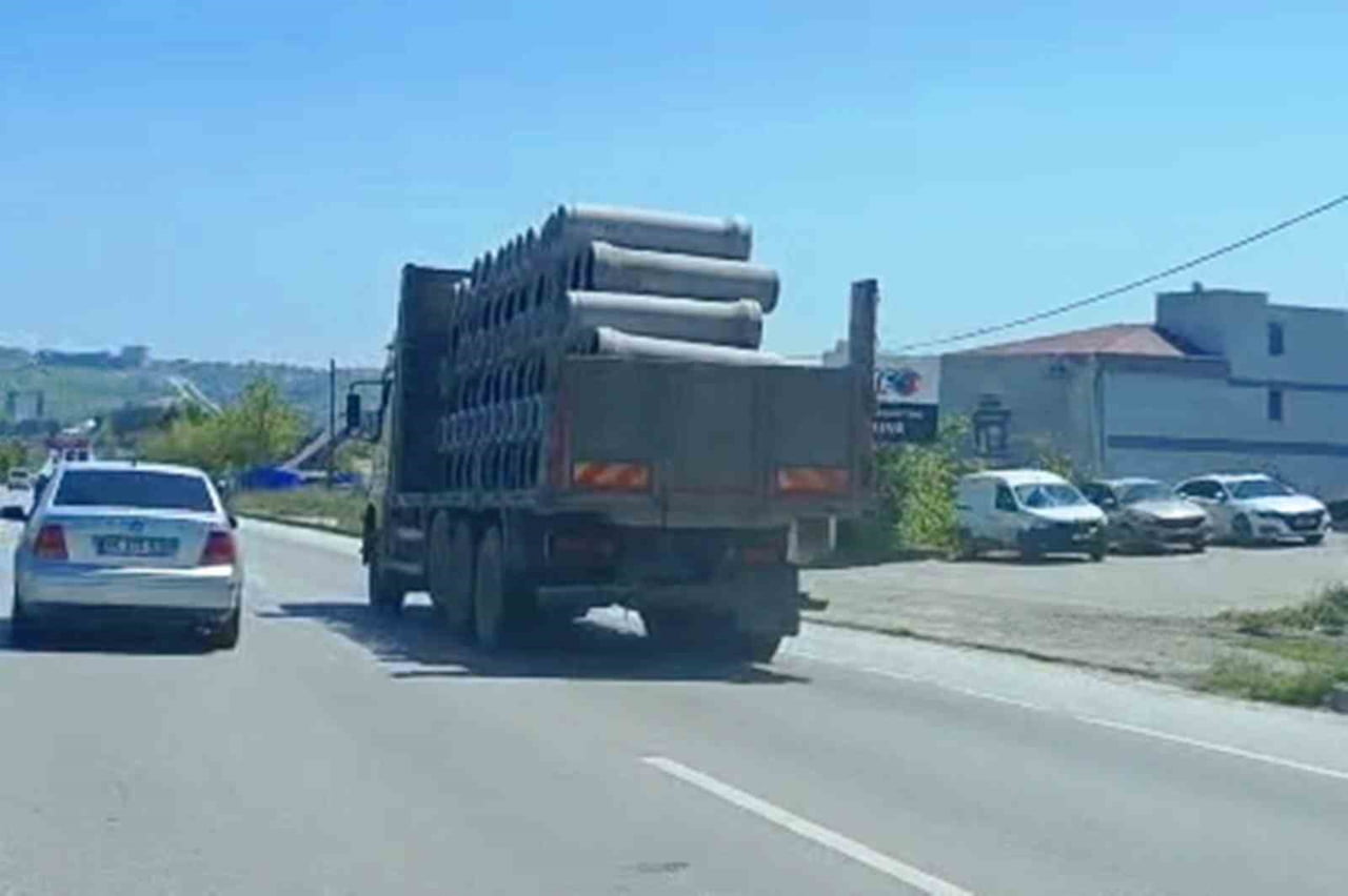 SAMSUN’DA BİR TIR TARAFINDAN BETON BORULARIN GEREKLİ ÖNLEMLER ALINMADAN TAŞINMASI, AYNI KARAYOLUNU...