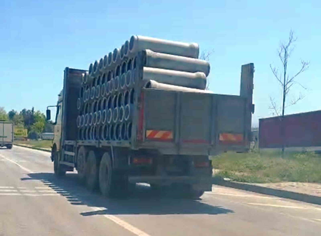 SAMSUN’DA BİR TIR TARAFINDAN BETON BORULARIN GEREKLİ ÖNLEMLER ALINMADAN TAŞINMASI, AYNI KARAYOLUNU...