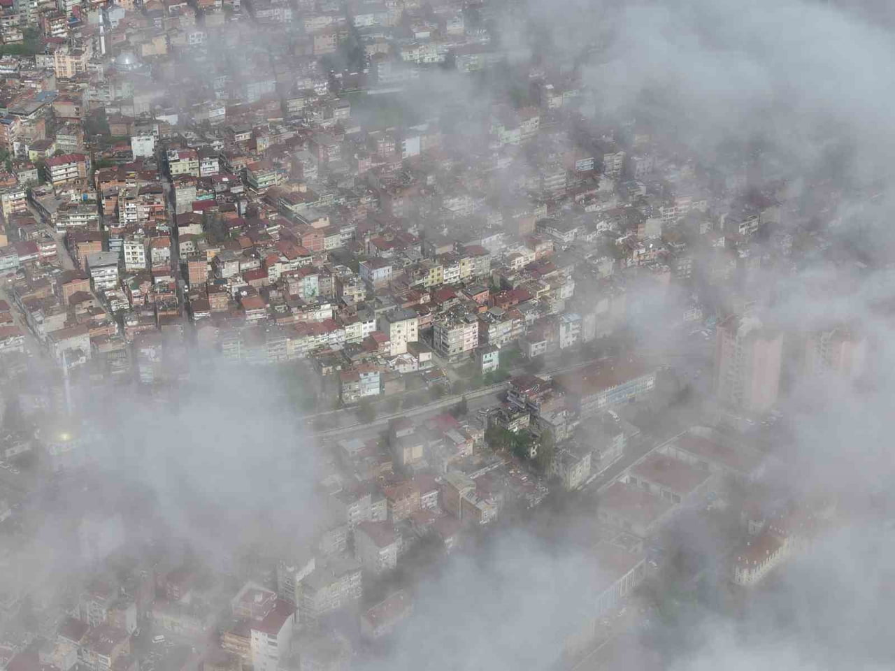 SAMSUN’DA GECE SAATLERİNDEN İTİBAREN ETKİSİNİ ARTIRAN YOĞUN SİS, SABAH SAATLERİNDE KENT GENELİNDE...