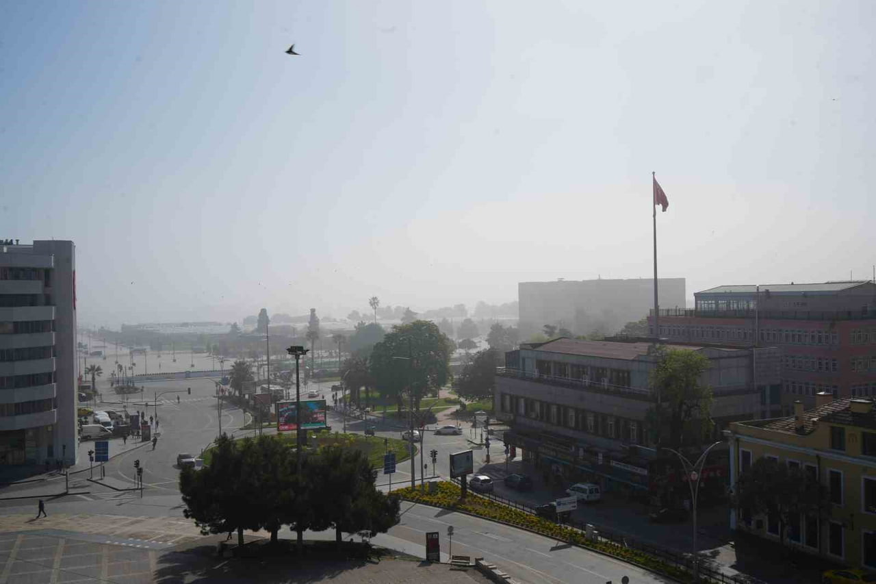 SAMSUN’DA GÜNÜN İLK SAATLERİYLE BİRLİKTE ETKİLİ OLAN PUS VE SİS, SABAH SAATLERİNDE DE ETKİSİNİ...