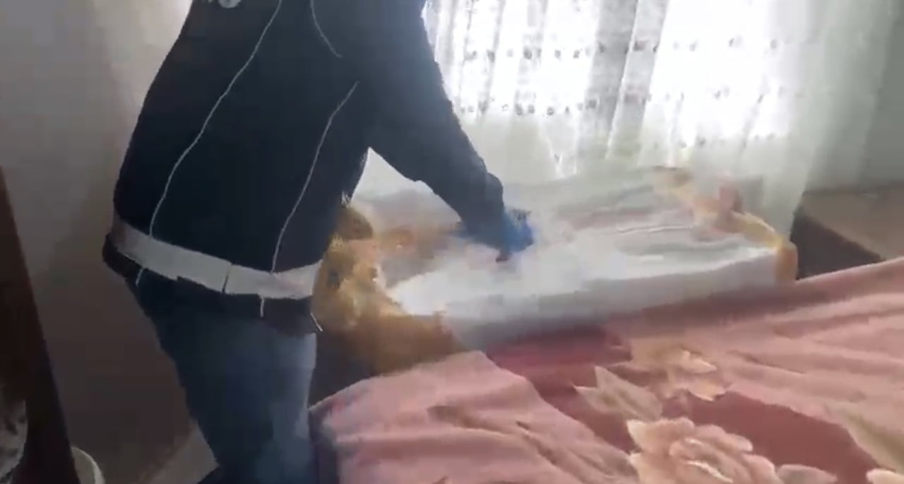 SAMSUN’DA İL DIŞINA ÇIKAN ARKADAŞLARININ EMANET ETTİĞİ EVİ UYUŞTURUCU HAP DEPOSU OLARAK...