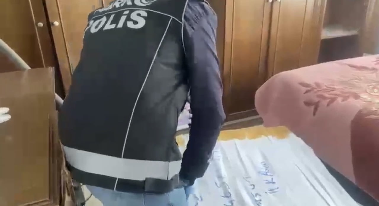 SAMSUN’DA İL DIŞINA ÇIKAN ARKADAŞLARININ EMANET ETTİĞİ EVİ UYUŞTURUCU HAP DEPOSU OLARAK...
