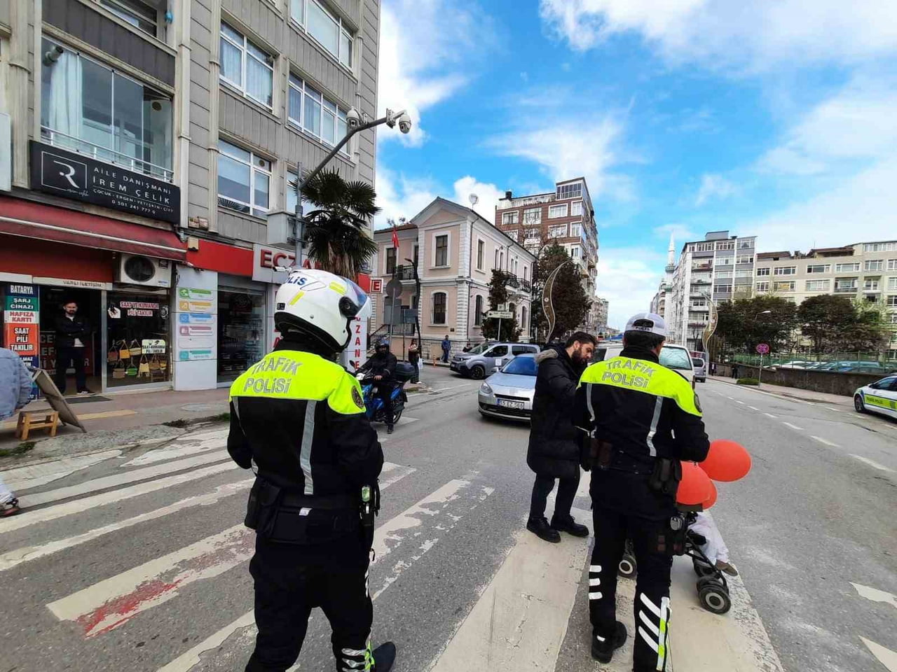 SAMSUN’DA KARAYOLLARI TRAFİK GÜVENLİĞİ HAFTASI KAPSAMINDA LİSE ÖNÜNDE DÜZENLENEN ETKİNLİKTE...