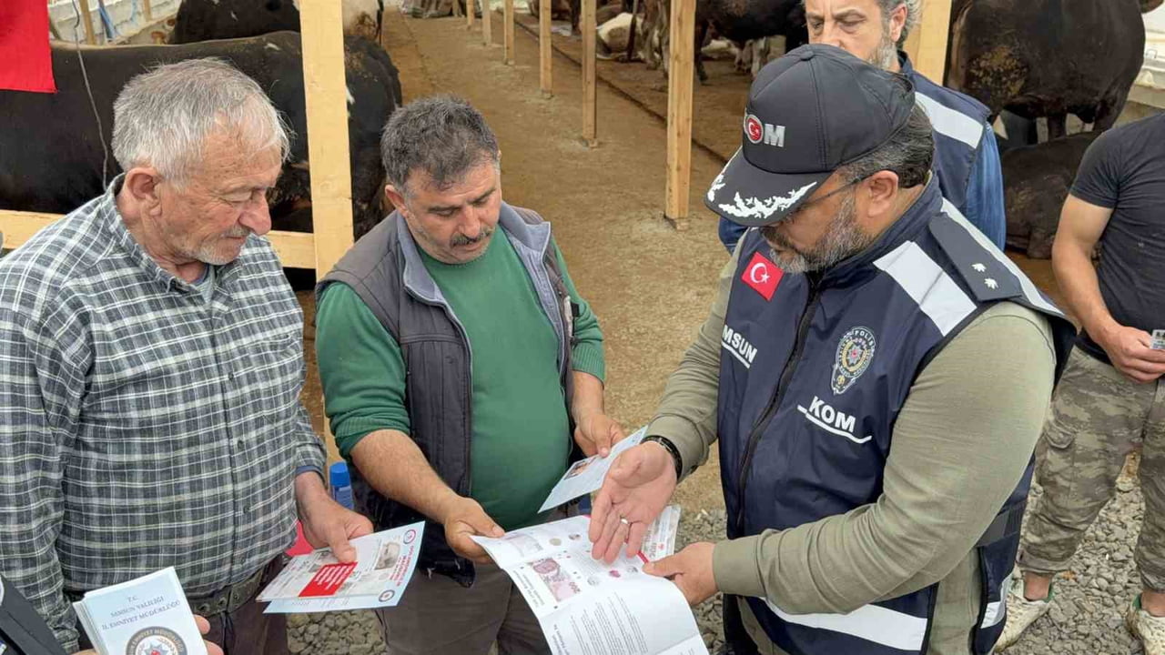 SAMSUN’DA POLİS EKİPLERİ, KURBAN BAYRAMI ÖNCESİ HAYVAN PAZARINDA VATANDAŞLARI SAHTE PARA VE...