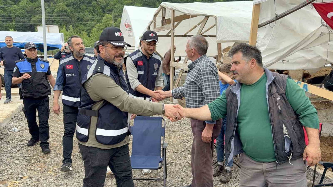 SAMSUN’DA POLİS EKİPLERİ, KURBAN BAYRAMI ÖNCESİ HAYVAN PAZARINDA VATANDAŞLARI SAHTE PARA VE...