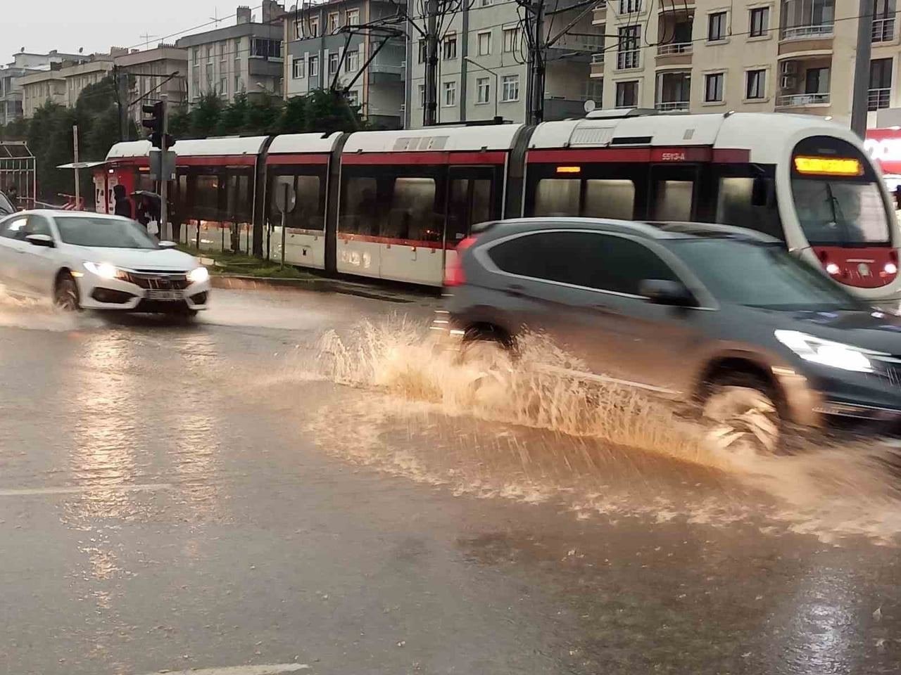 SAMSUN’DA ŞEHİR MERKEZİNDE ETKİLİ OLAN KUVVETLİ SAĞANAK NEDENİYLE CADDELER DERE GİBİ AKTI...