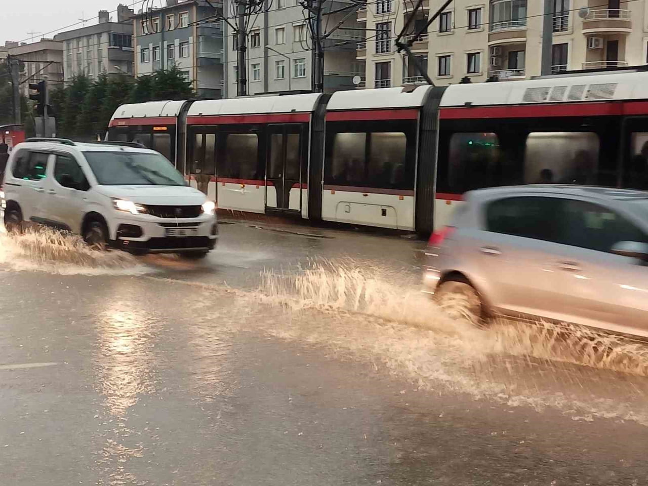 SAMSUN’DA ŞEHİR MERKEZİNDE ETKİLİ OLAN KUVVETLİ SAĞANAK NEDENİYLE CADDELER DERE GİBİ AKTI...