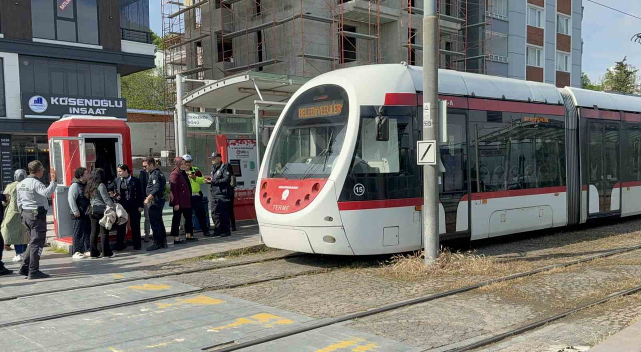 SAMSUN’DA TRAMVAYIN ÇARPTIĞI 61 YAŞINDAKİ KADIN YARALANDI