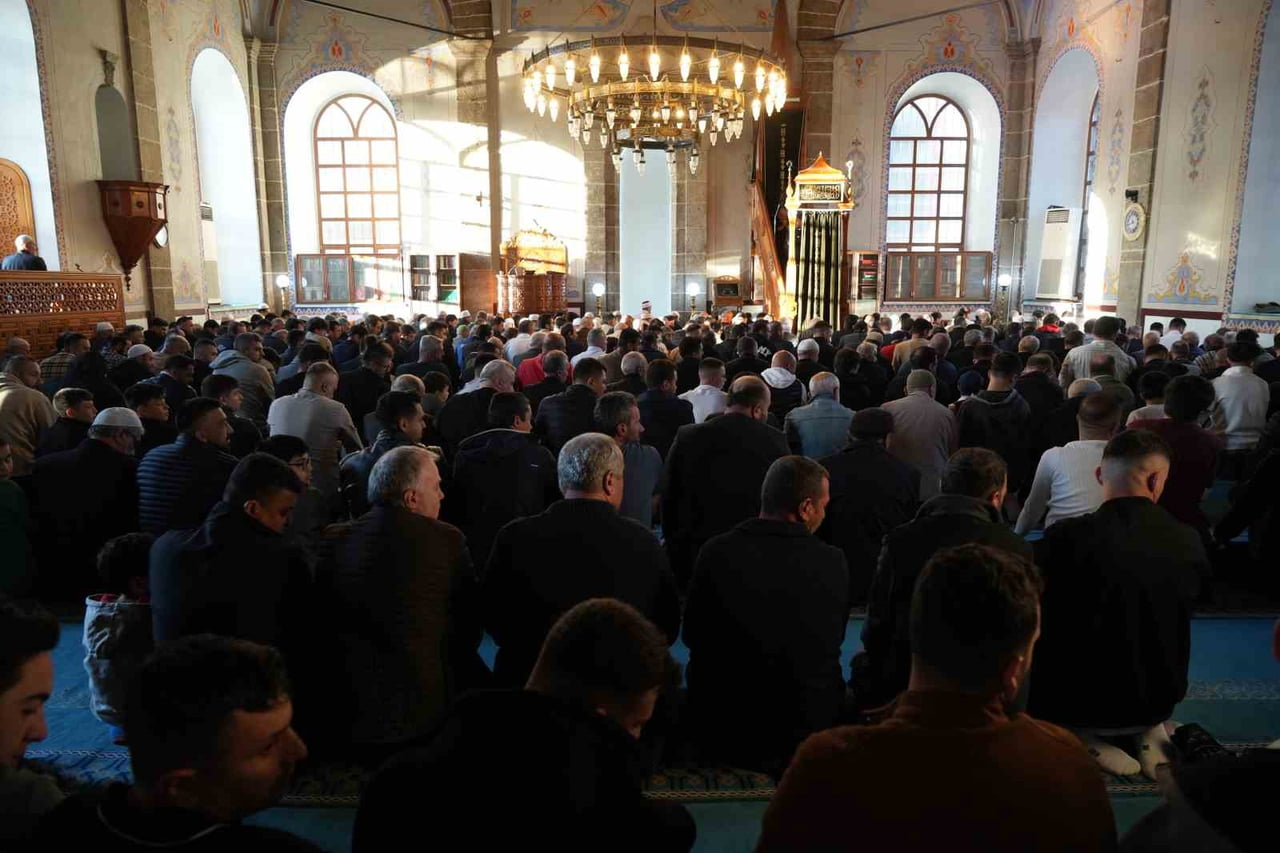 SAMSUN’DA VATANDAŞLAR, KURBAN BAYRAMI NAMAZINI KILMAK İÇİN SABAHIN ERKEN SAATLERİNDE CAMİLERE AKIN...