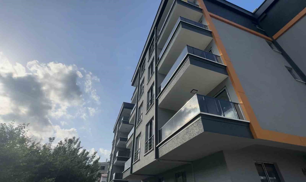 SAMSUN (İHA) - SAMSUN’UN ATAKUM İLÇESİNDE YAPIMI SÜREN 5 KATLI BİR İNŞAATTA ÇALIŞAN LAMİNANT...