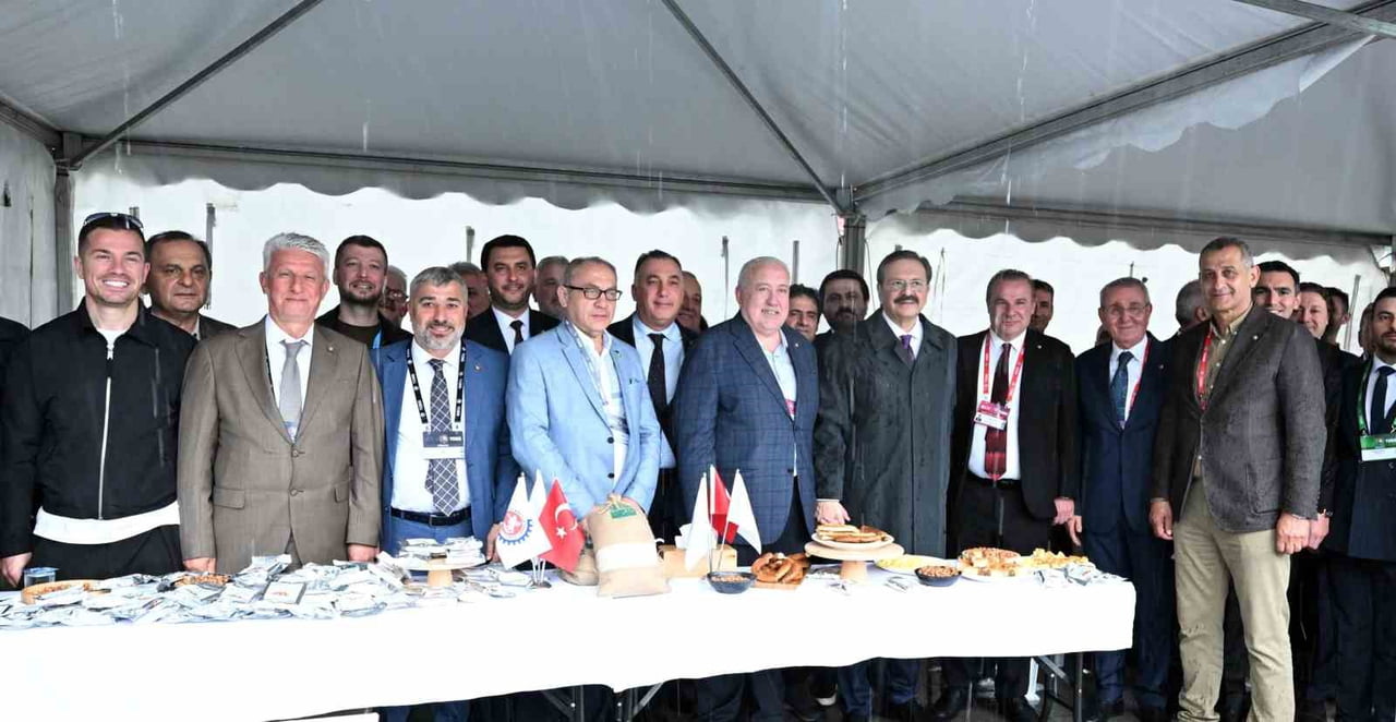 SAMSUN İL VE İLÇE ODA-BORSALARININ ORTAKLAŞA HAZIRLADIĞI STANTTA KENTİN GASTRONOMİK ZENGİNLİĞİNİ...