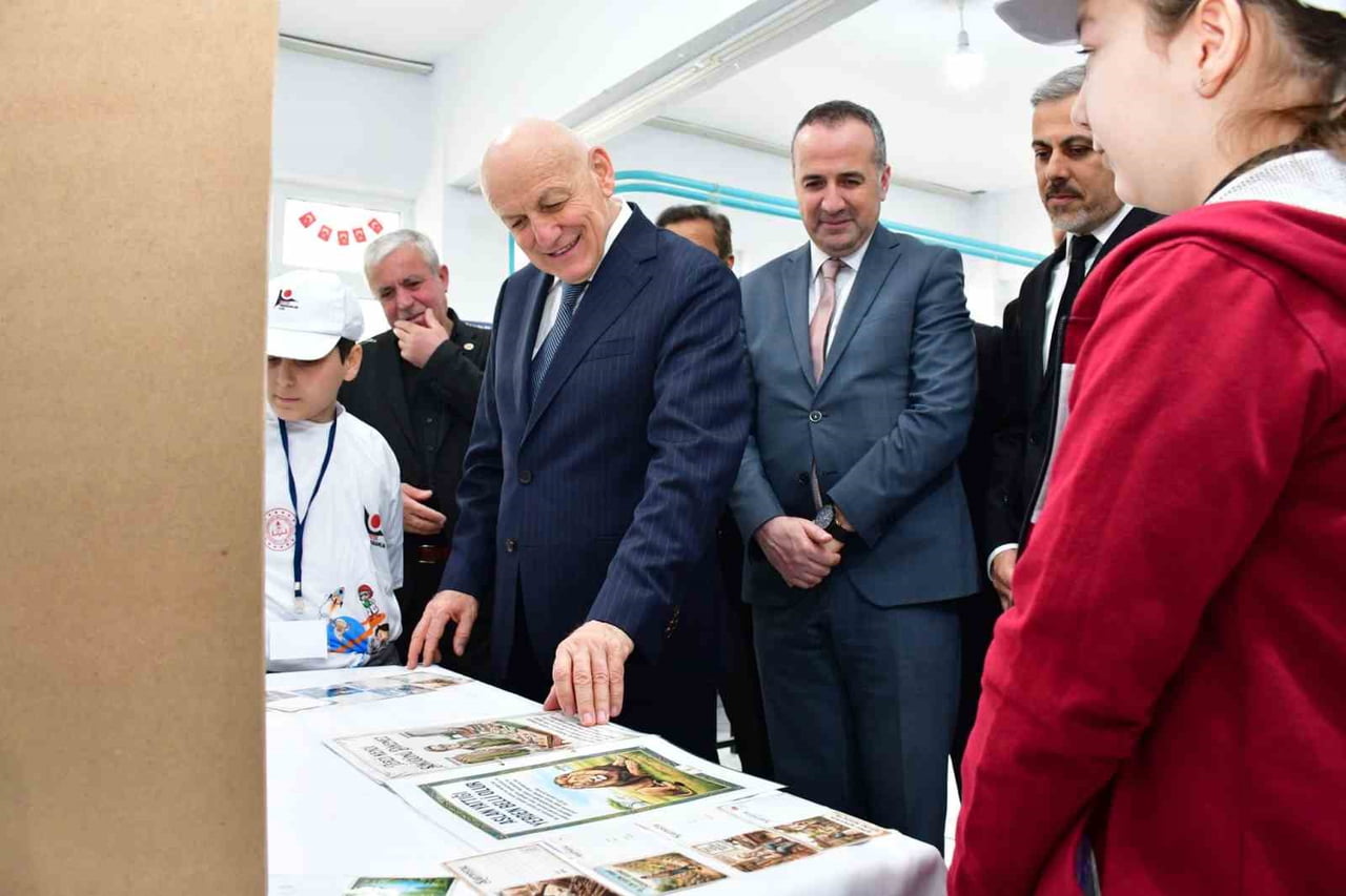 SAMSUN TERME BELEDİYE BAŞKANI ŞENOL KUL, BİR ORTAOKULDA DÜZENLENEN TÜBİTAK 4006 BİLİM FUARI’NIN...
