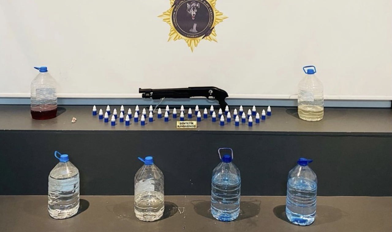 SAMSUN’UN ATAKUM VE İLKADIM İLÇELERİNDE DÜZENLENEN NARKOTİK OPERASYONUNDA LİKİT UYUŞTURUCU VE...