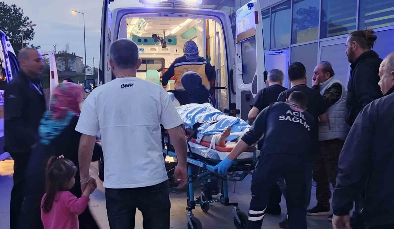 SAMSUN’UN BAFRA İLÇESİNDE HAFİF TİCARİ ARACIN ÇARPTIĞI MOTOSİKLETİN SÜRÜCÜSÜ AĞIR YARALANDI....