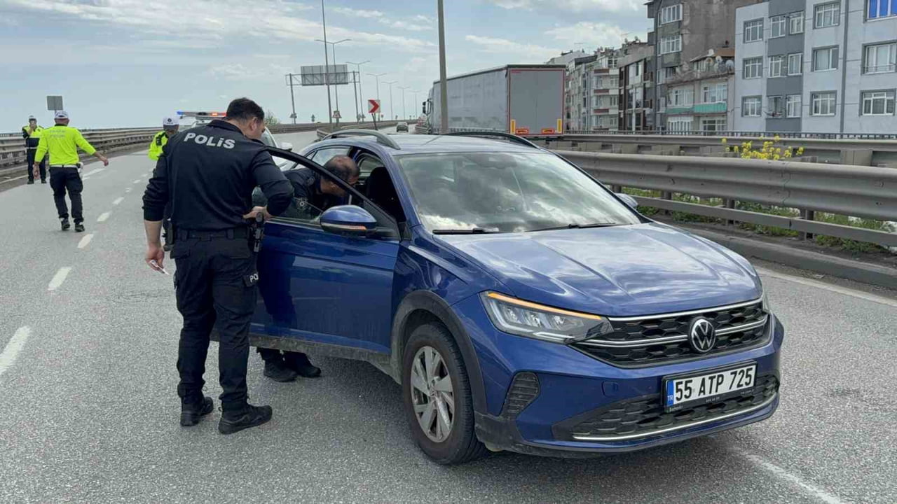 SAMSUN’UN CANİK İLÇESİNDE VİYADÜK ÜZERİNDE YOL ÇALIŞMASI SIRASINDA ARAÇLARI UYARMAK İÇİN BAYRAK...