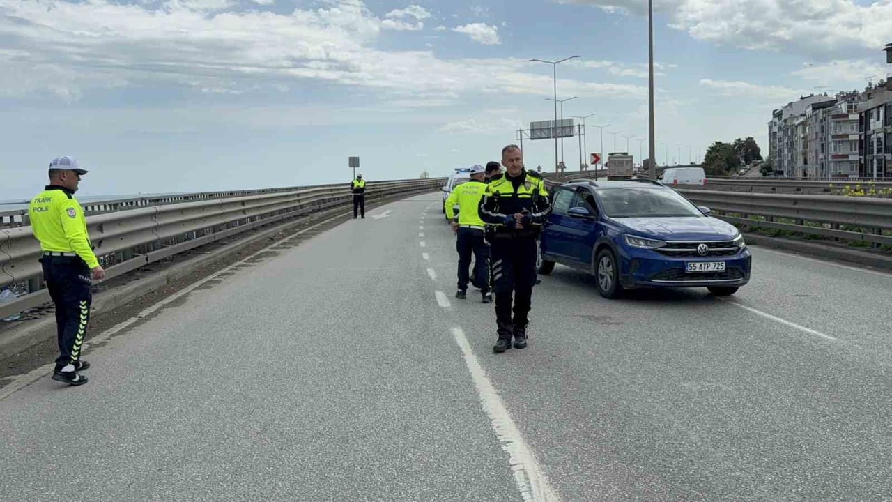 SAMSUN’UN CANİK İLÇESİNDE VİYADÜK ÜZERİNDE YOL ÇALIŞMASI SIRASINDA ARAÇLARI UYARMAK İÇİN BAYRAK...