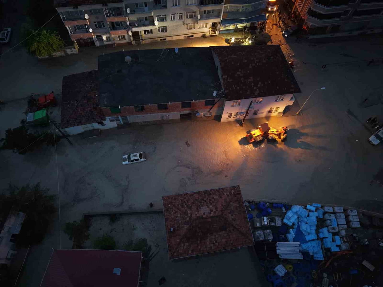 SAMSUN’UN HAVZA İLÇESİ, ETKİLİ OLAN KUVVETLİ SAĞANAK YAĞIŞIN ARDINDAN SELE TESLİM OLDU. KENTİN...