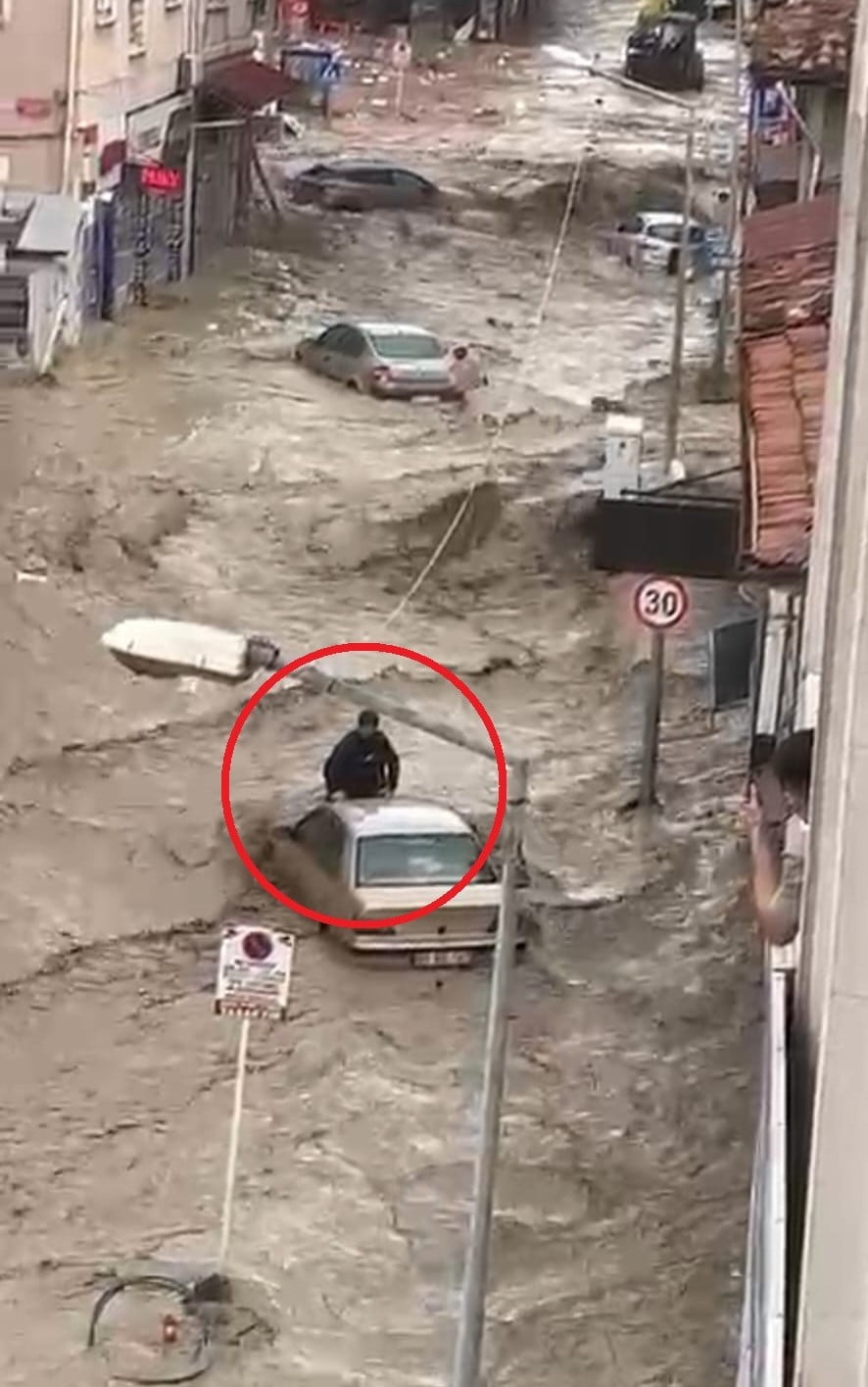SAMSUN’UN HAVZA İLÇESİNDE ETKİLİ OLAN SAĞANAK YAĞIŞ SELE NEDEN OLDU. SEL SULARINA KAPILAN BİR...